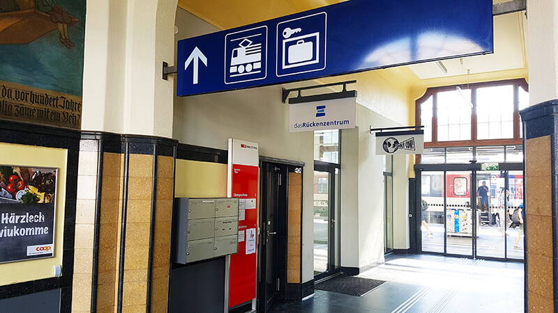 Der Eingang zum Schulungsraum in Thun führt über die Physio "das Rückenzentrum" im 1. Stock des Bahnhofgebäudes